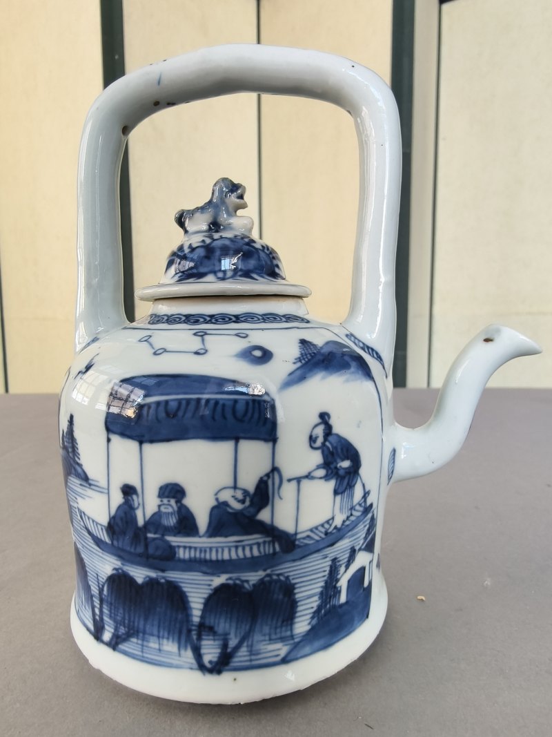 Underglaze blue teapot and cover with a bow handle with figure decoration in a boat and poem inscription - 图18