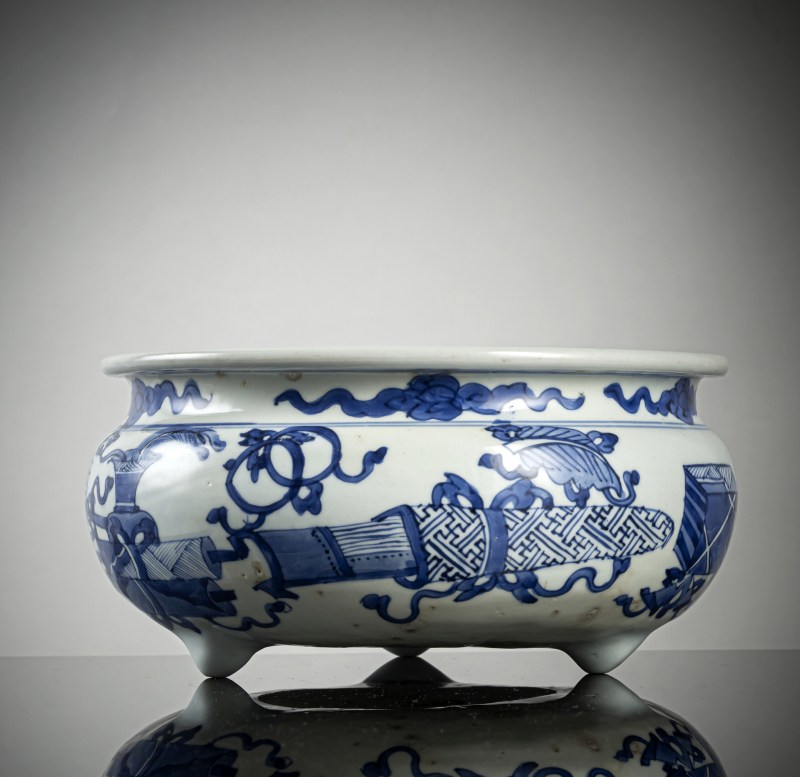 A BLUE AND WHITE BOMBÉ TRIPOD CENSER - 图3