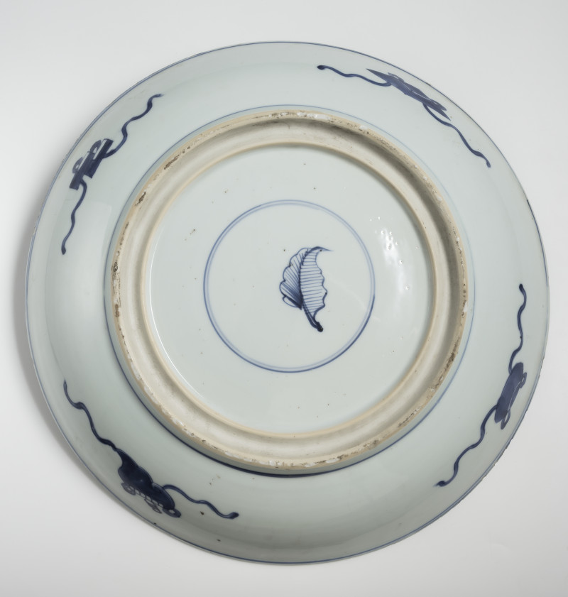 Six large porcelain round plates decorated in underglaze blue - 图5