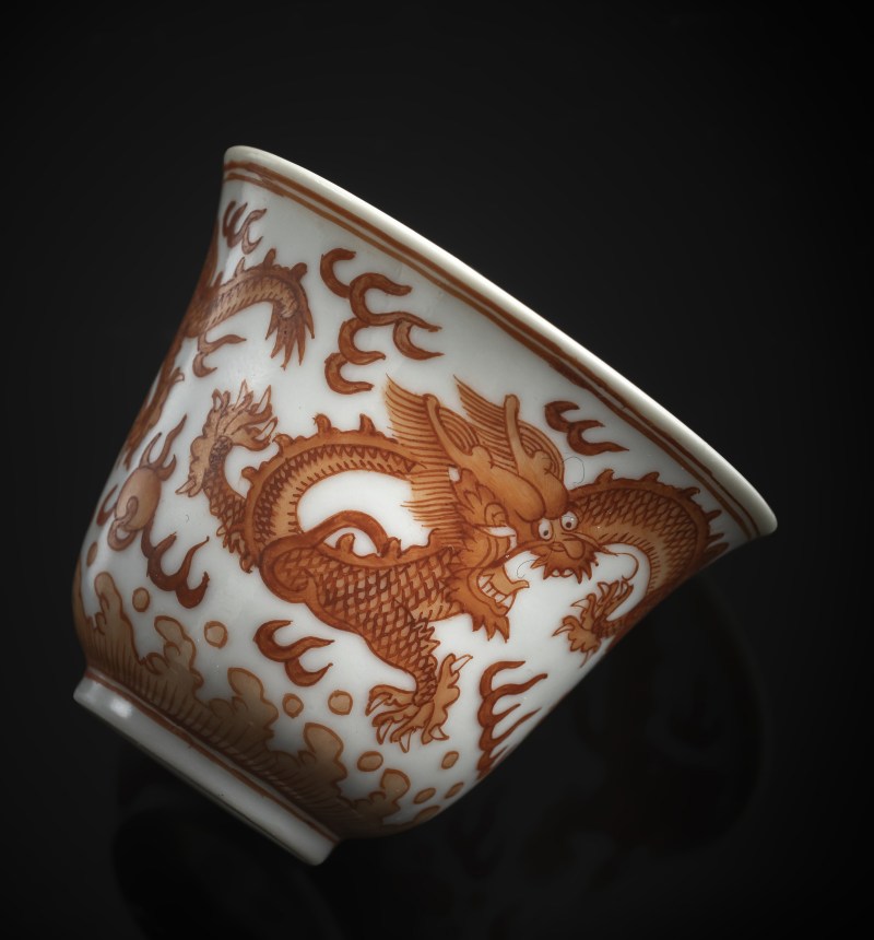 An iron red decorated porcelain dragon wine cup - 图3