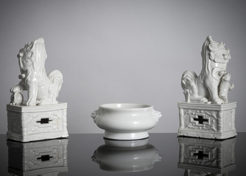 A pair of white-glazed Buddhist lions and incense burner made of Dehua porcelain - 图3