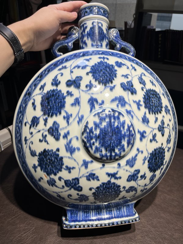 清乾隆 青花缠枝莲纹螭耳抱月瓶 - 图6
