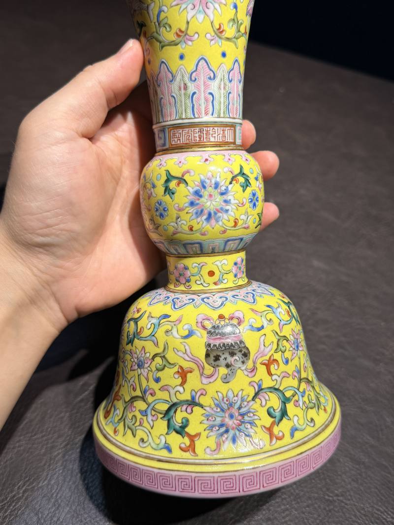 清乾隆 黄地洋彩缠枝莲托八宝纹花觚 - 图16