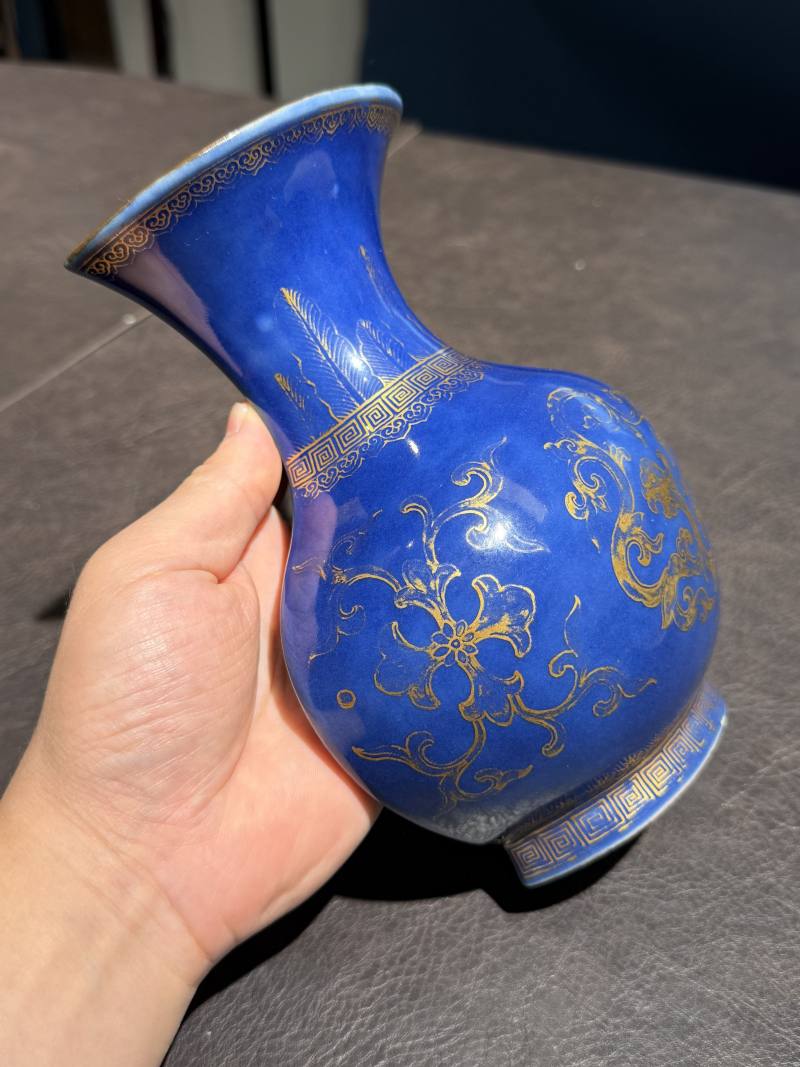 清乾隆 宝石蓝釉描金团龙纹壁瓶 - 图5