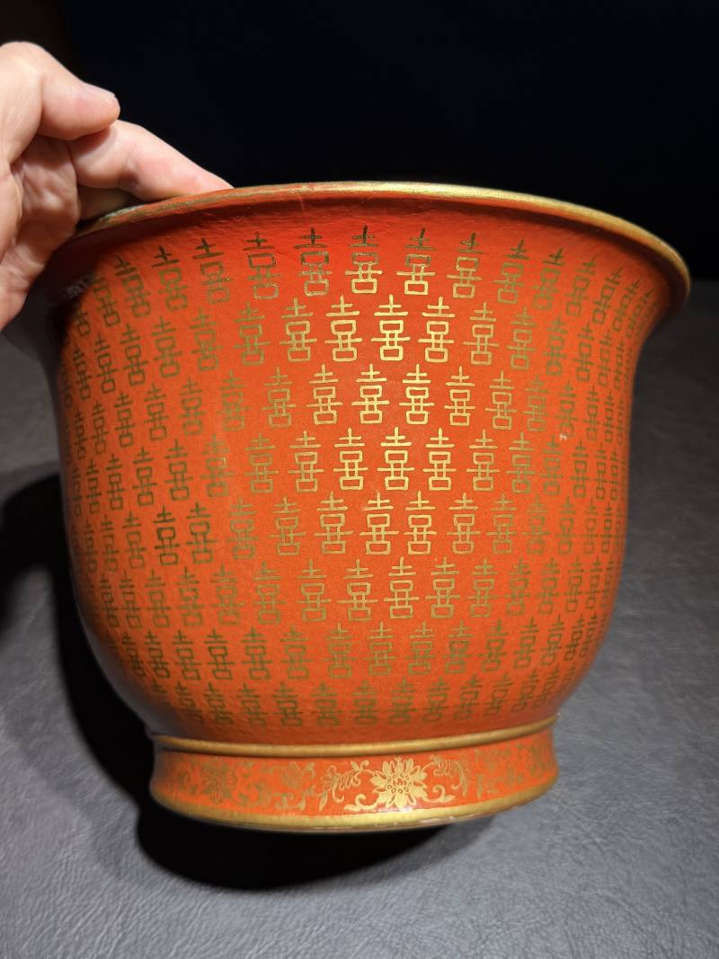 清同治 珊瑚红地描金“喜”字纹花盆 - 图14