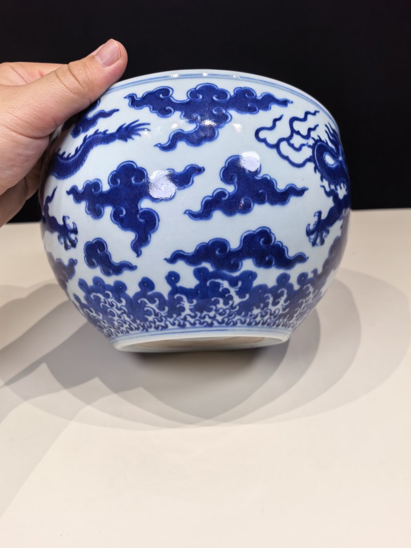 清乾隆 仿嘉窑青花云龙纹卷缸 - 图8