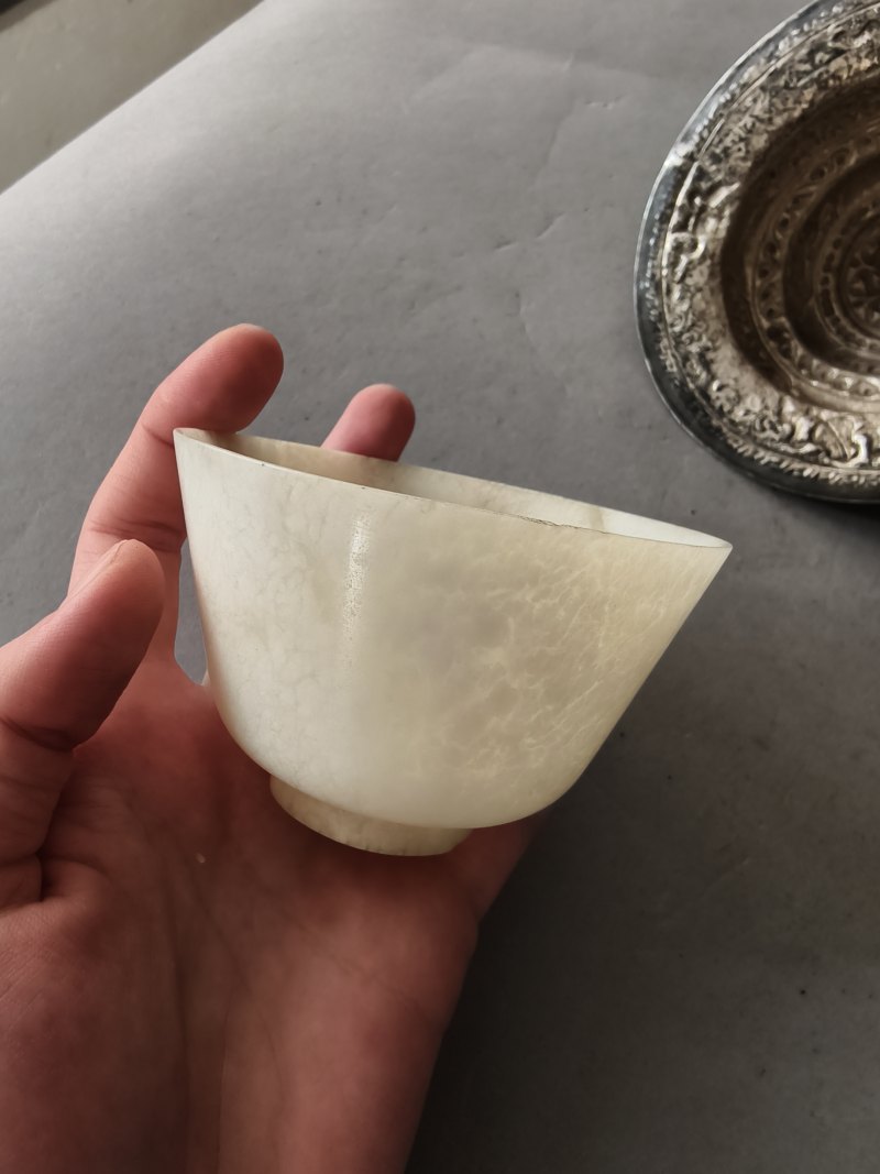 A jade bowl with stand and cover in silver with animals and floral motifs in relief - 图8