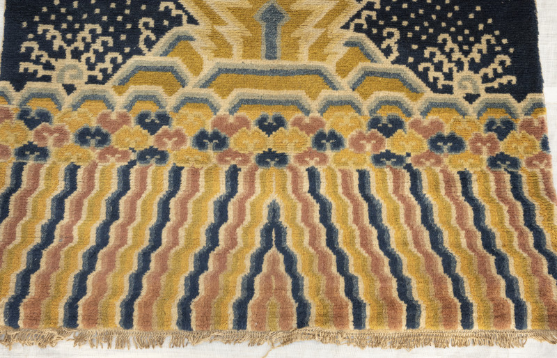 An unusual pair of pillar rugs - 图9