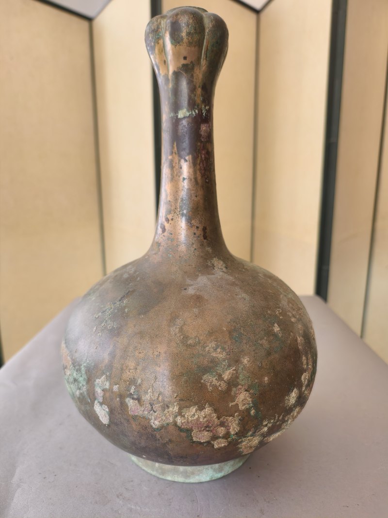 A bronze "garlic head" bottle vase - 图10