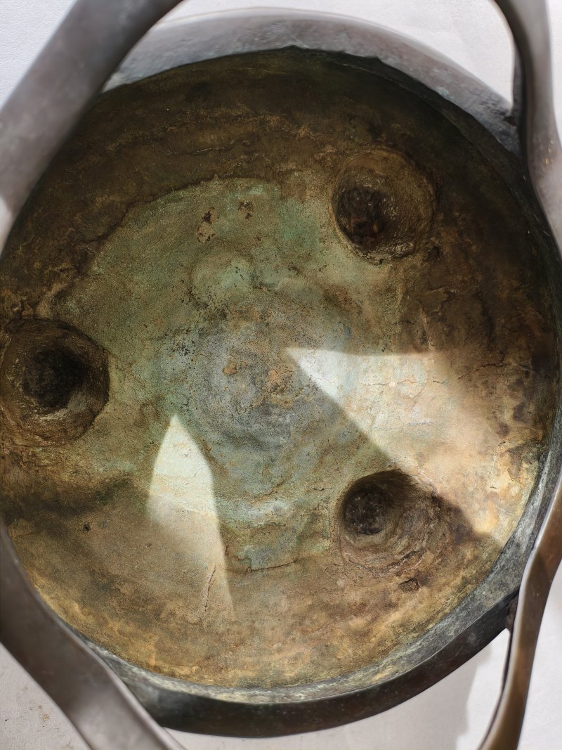 A tripod bronze incense burner with handles on the rim - 图11
