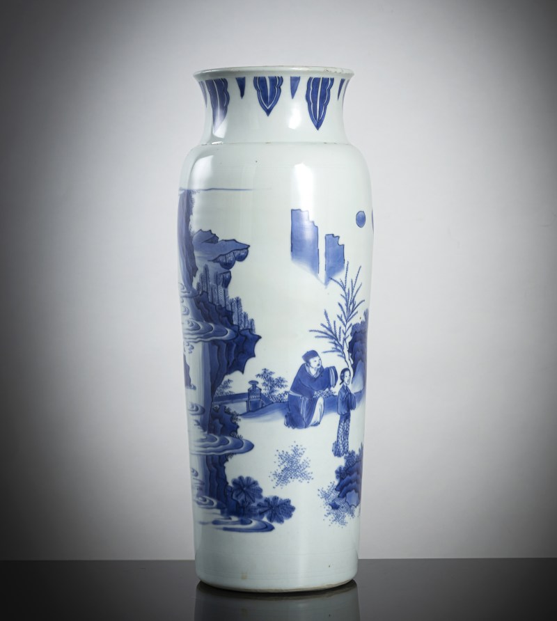 A good Transitional porcelain sleeve vase with underglaze blue decoration of a novel scene - 图3