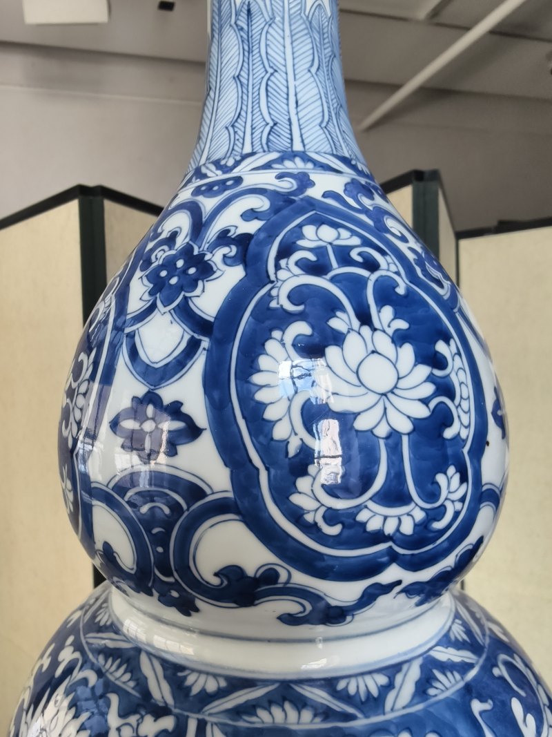 A large and rare 'triple gourd' porcelain vase with underglaze blue dragon decoration - 图11