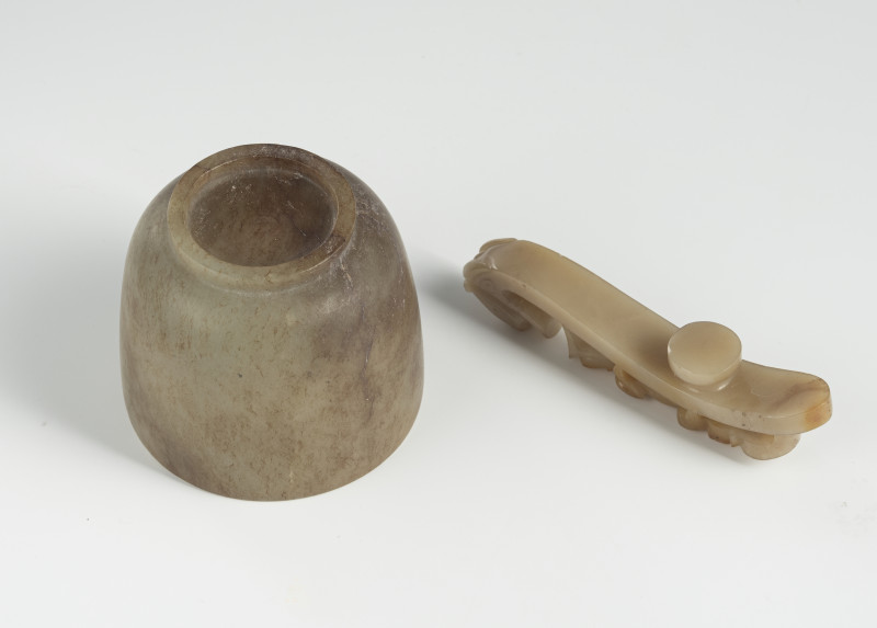 Three carvings made of jade or agate, including a caramel-coloured jade cup and a belt hook - 图3