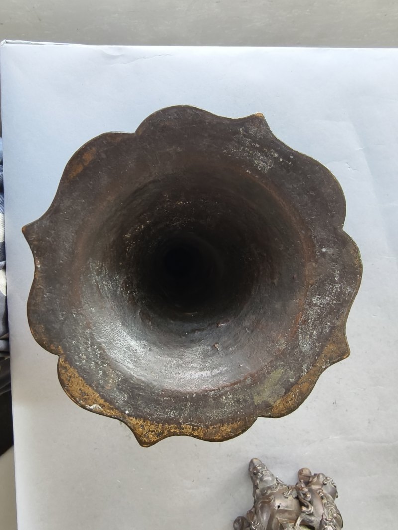 A bronze censer and a part-gilt 'gu'-shaped bronze vase - 图7