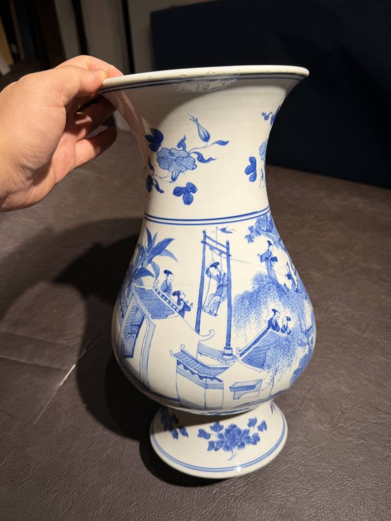 清康熙 青花庭院“杨柳荡千”图琵琶尊 - 图3