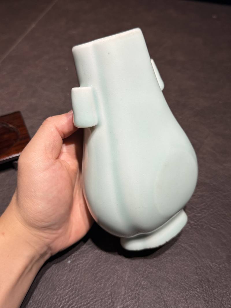 清乾隆 粉青釉贯耳瓶（配木座、老盒） - 图4