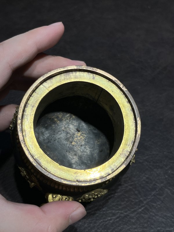 清乾隆 造办处乌铜鎏金錾花双耳狮钮三足炉 - 图14