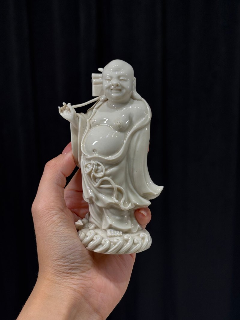 明 德化窑何朝宗款白釉布袋和尚立像 - 图2