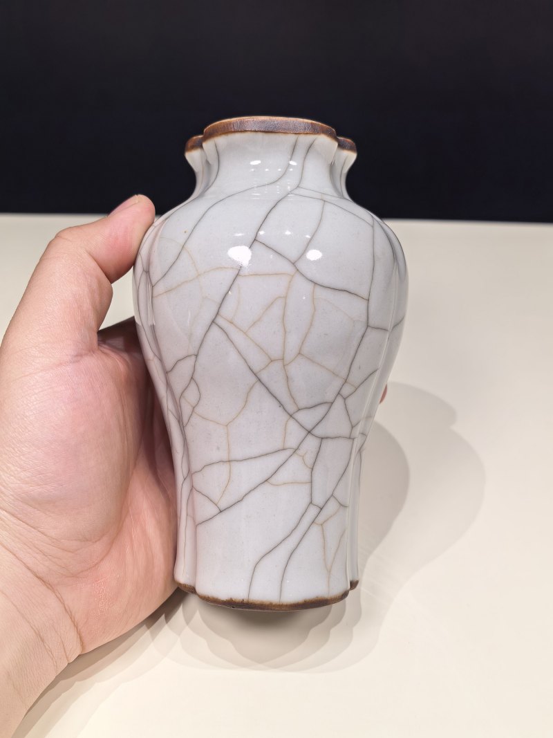 清雍正 仿哥釉花口瓶 - 图6