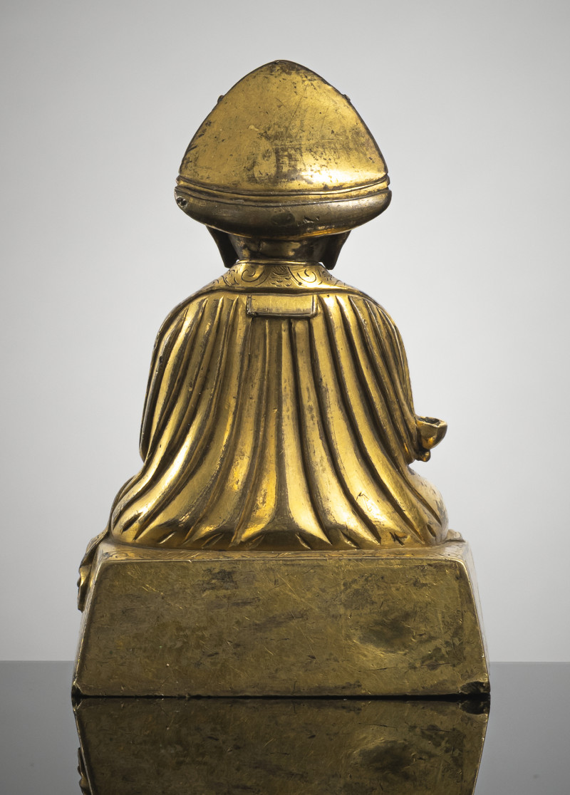 A parcel-gilt bronze figure of lama - 图2