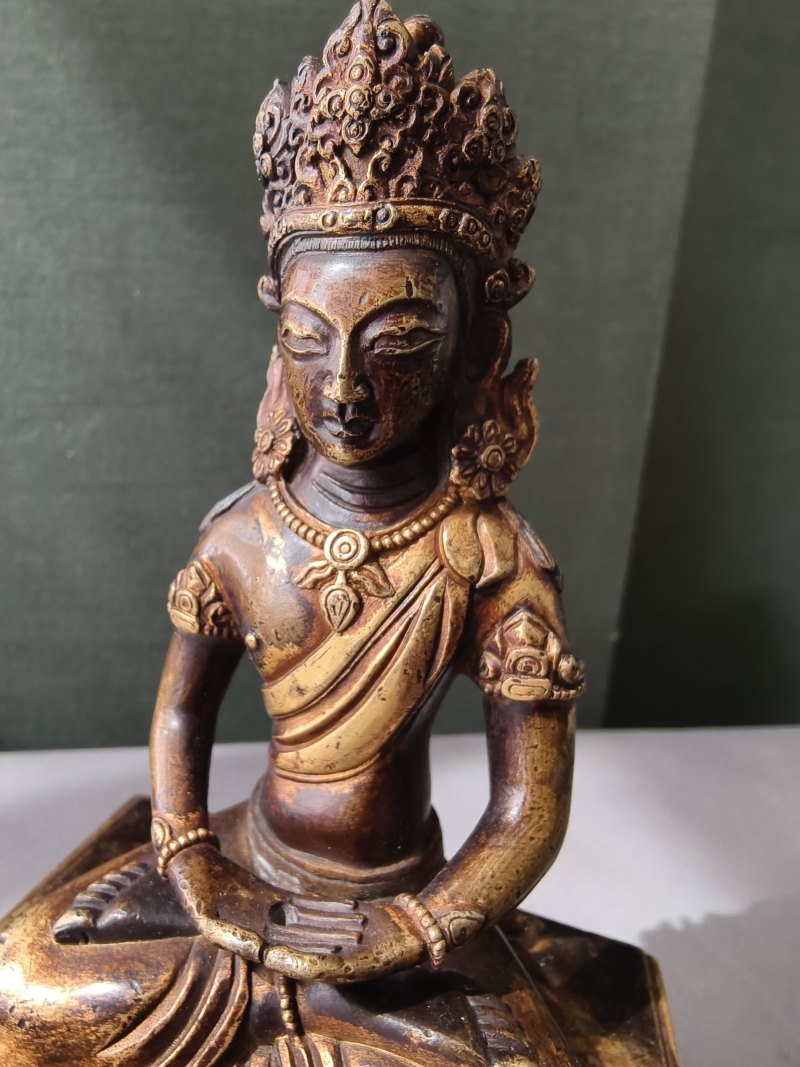 A gilt-bronze figure of Amitayus seated on a throne - 图12