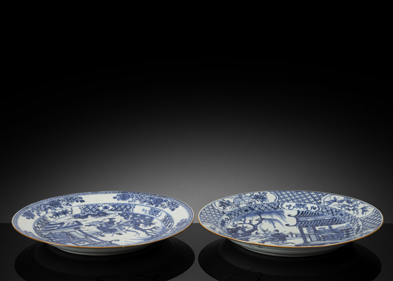 Two round porcelain plates with figural scenes in graduated underglaze blue - 图2