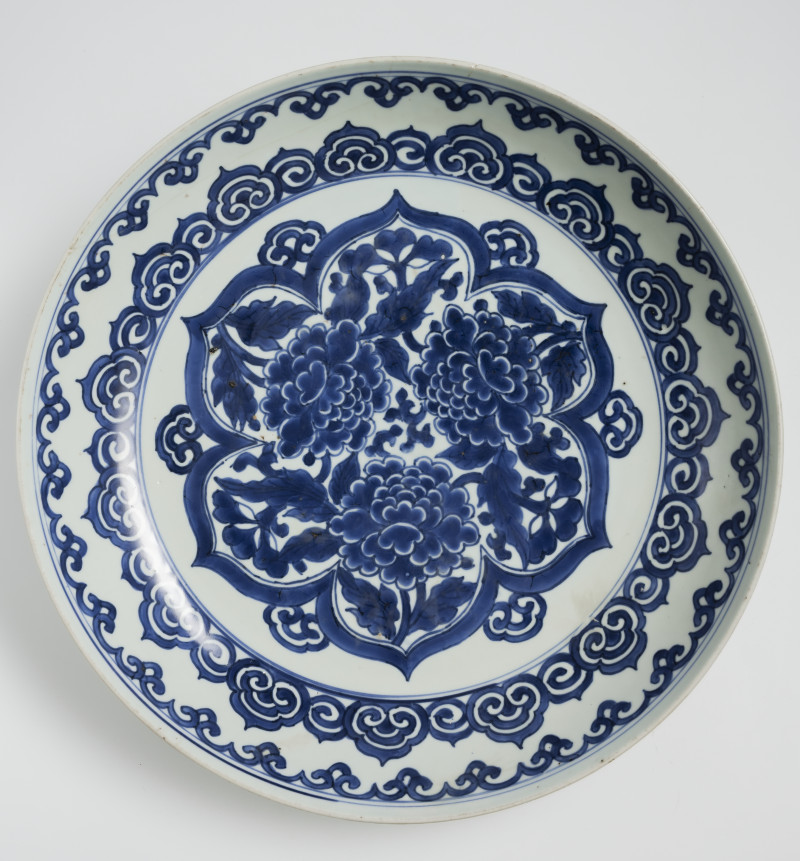 Six large porcelain round plates decorated in underglaze blue - 图10
