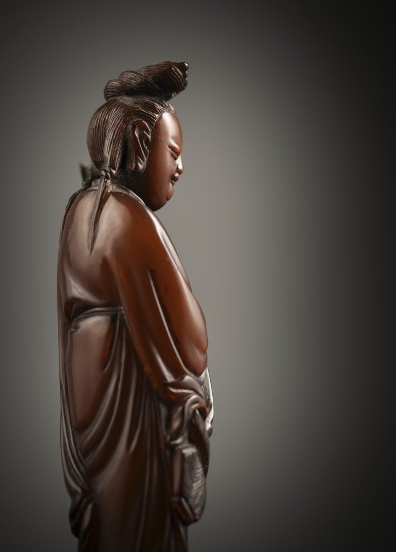 A buffalo horn figure of Guanyin on a wooden stand - 图3