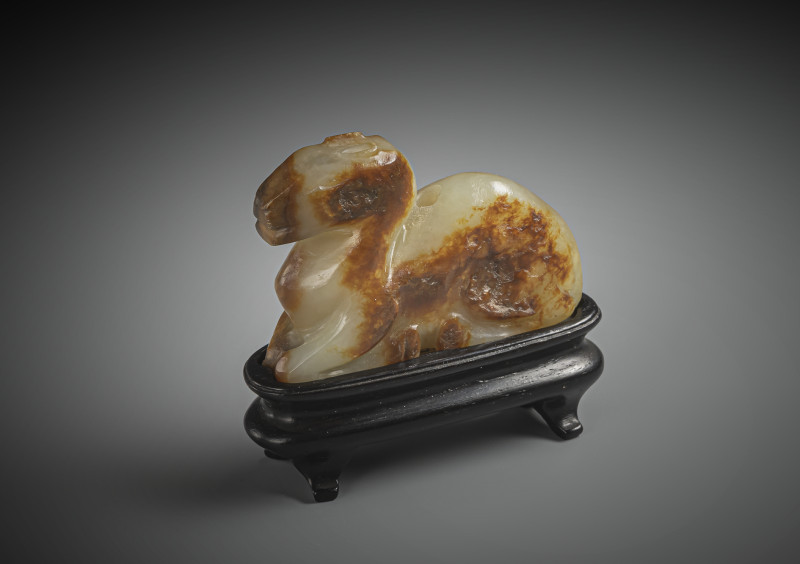 A Camel carved of green-caramel coloured jade on a wooden stand - 图2