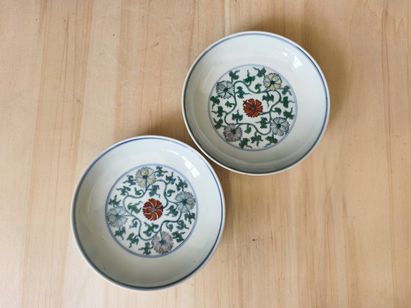 A pair of fine 'Doucai' saucers with floral decoration - 图16