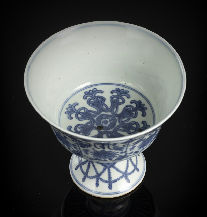 A blue and white lotus and lanca porcelain stemcup - 图3