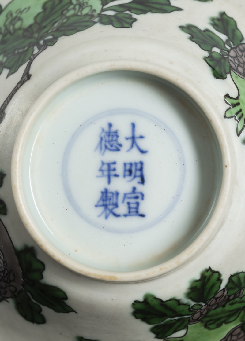 A 'Famille verte' biscuit porcelain bowl with 'Sanduo' decoration - 图2