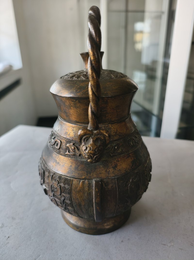 A bronze vessel 'hu' in archaic style with partial gilding - 图14