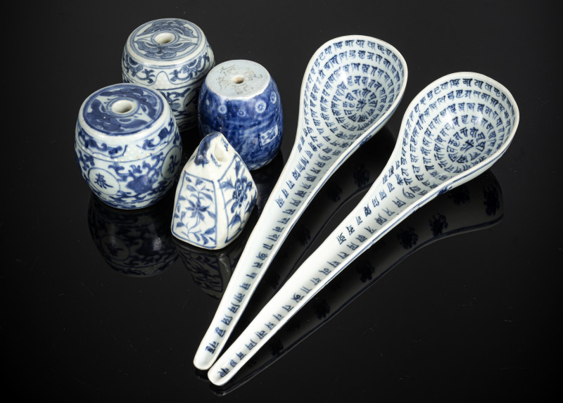 Four weights and two large porcelain spoons with underglaze blue lanca script decoration - 图3