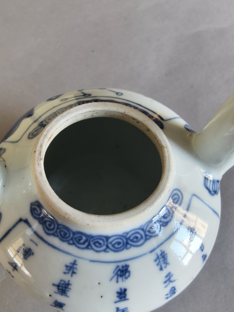 Underglaze blue teapot and cover with a bow handle with figure decoration in a boat and poem inscription - 图8