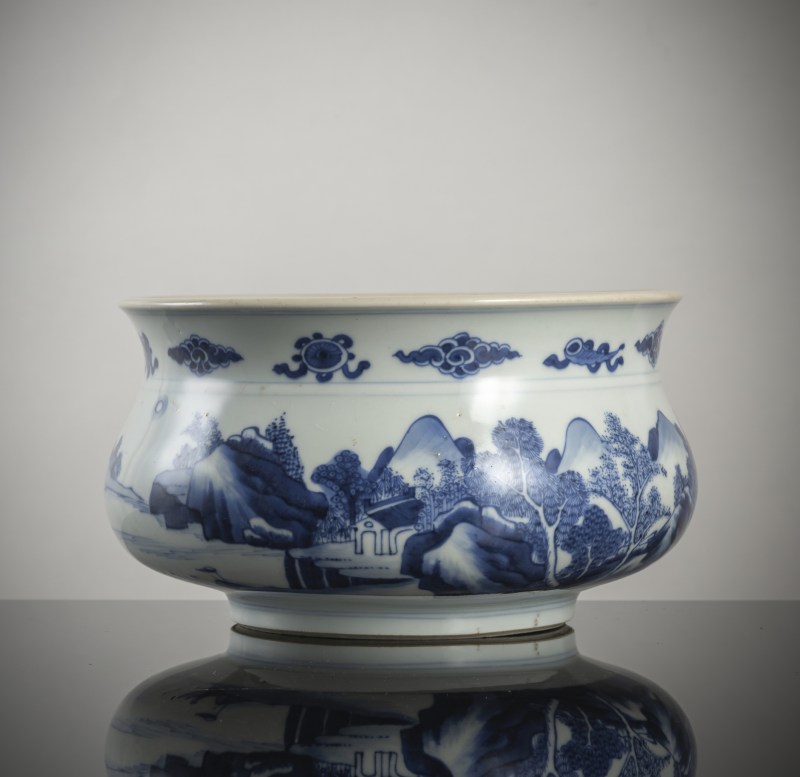 A blue and white porcelain censer with scholars and landscape decoration - 图3