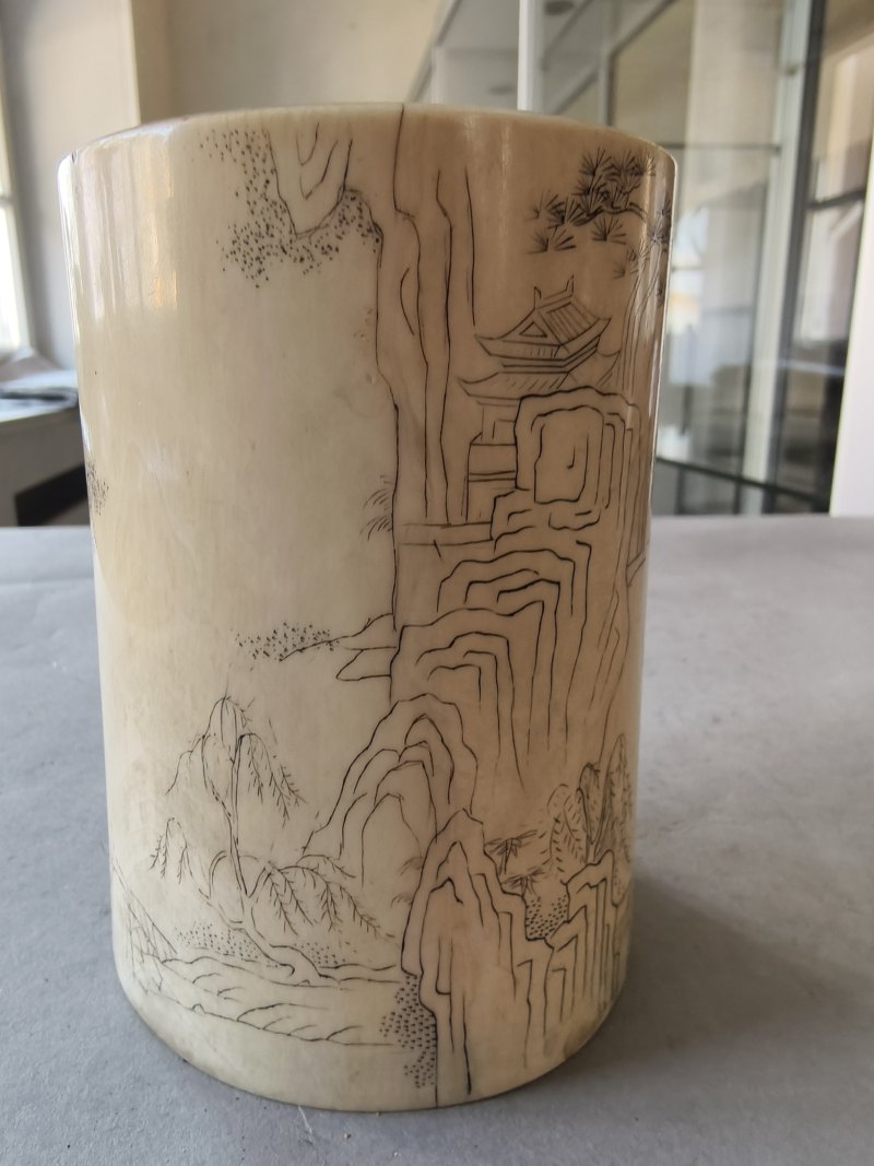 A cylindrical ivory brush pot with engraved decoration of a landscape and inscription - 图10