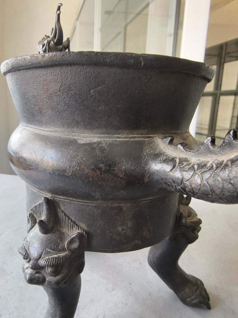 Ann unusual bronze censer on three feet with dragon handles - 图10