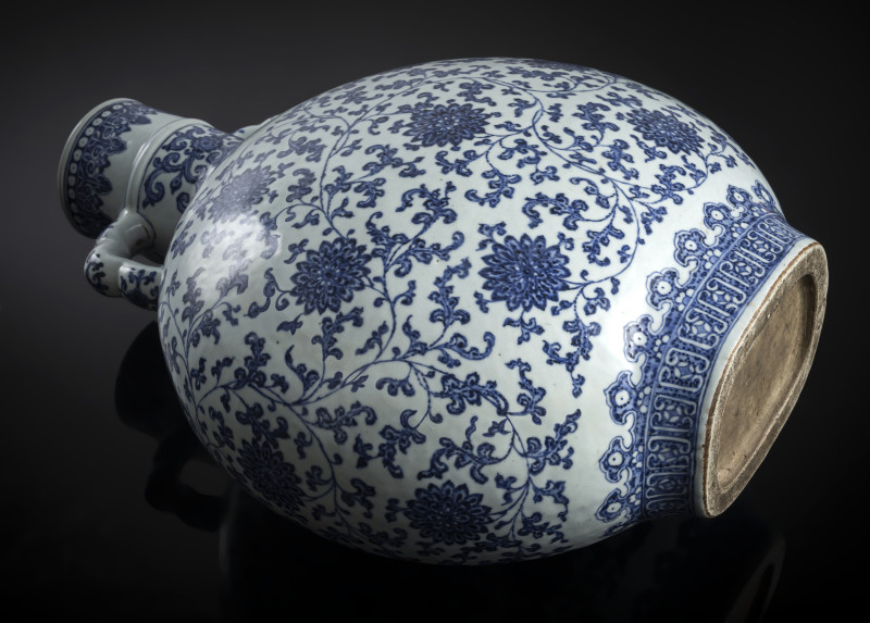 A large and rare underglaze blue decorated porcelain 'moonflask' - 图4