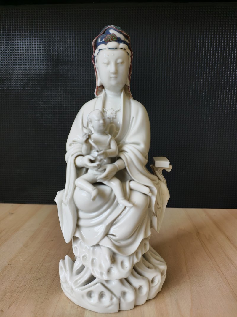 A dehua figure of a Guanyin and child - 图7