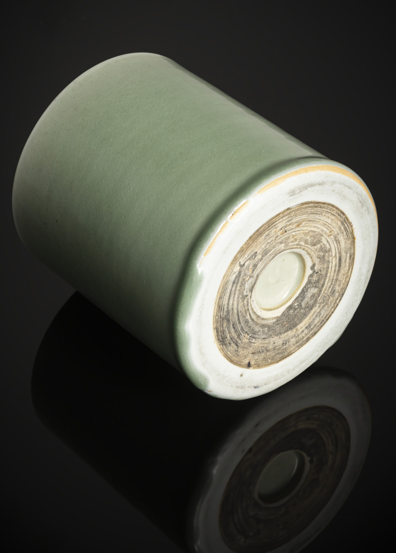 A cylindrical porcelain celadon brush pot - 图2