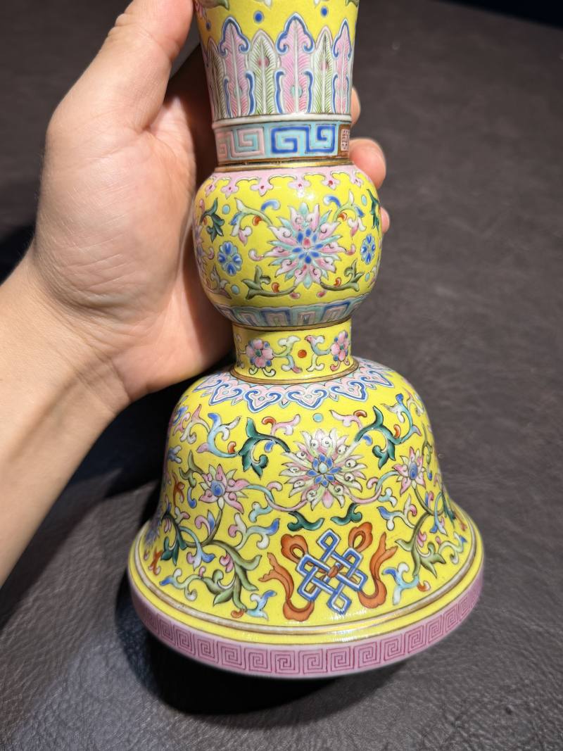 清乾隆 黄地洋彩缠枝莲托八宝纹花觚 - 图17