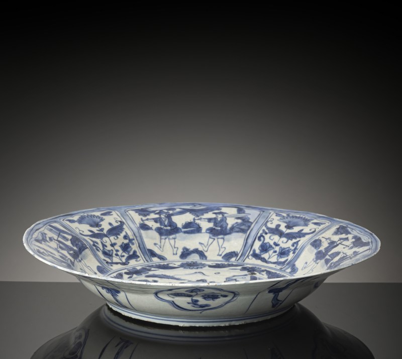 A blue and white Kraak figural porcelain charger - 图2