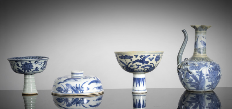 Two stemcups, a kendi and a lcover made of porcelain with underglaze blue decoration