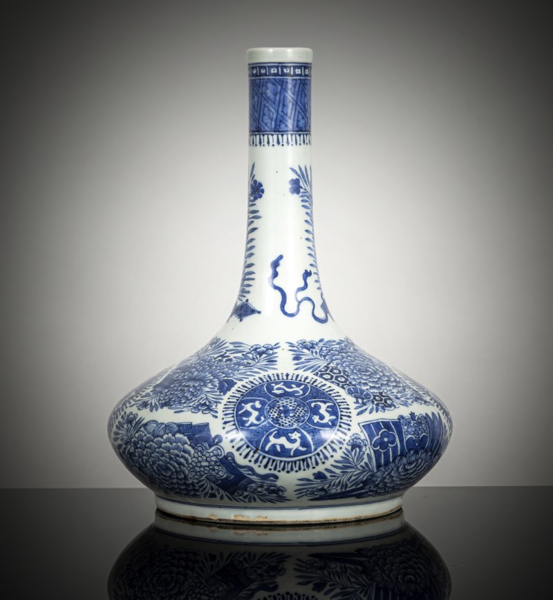 A finely decorated blue and white 'Fitzhugh' porcelain bottle vase - 图2