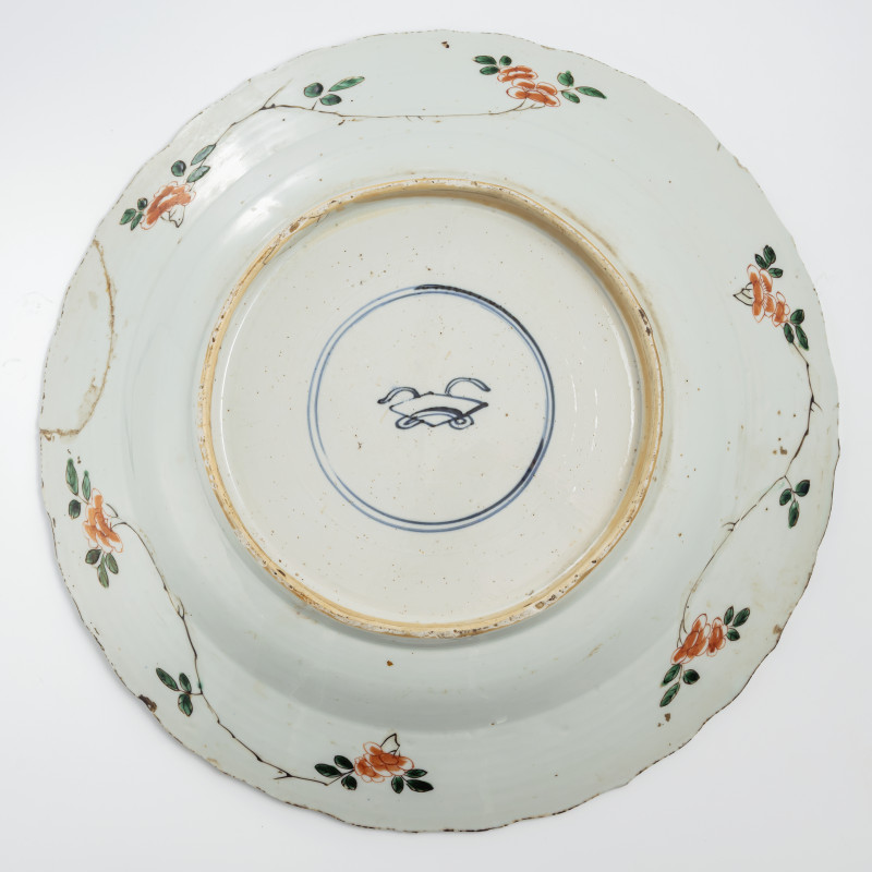 A large 'Famille verte' porcelain plate featuring ikebana arrangements and vases with flowers - 图3
