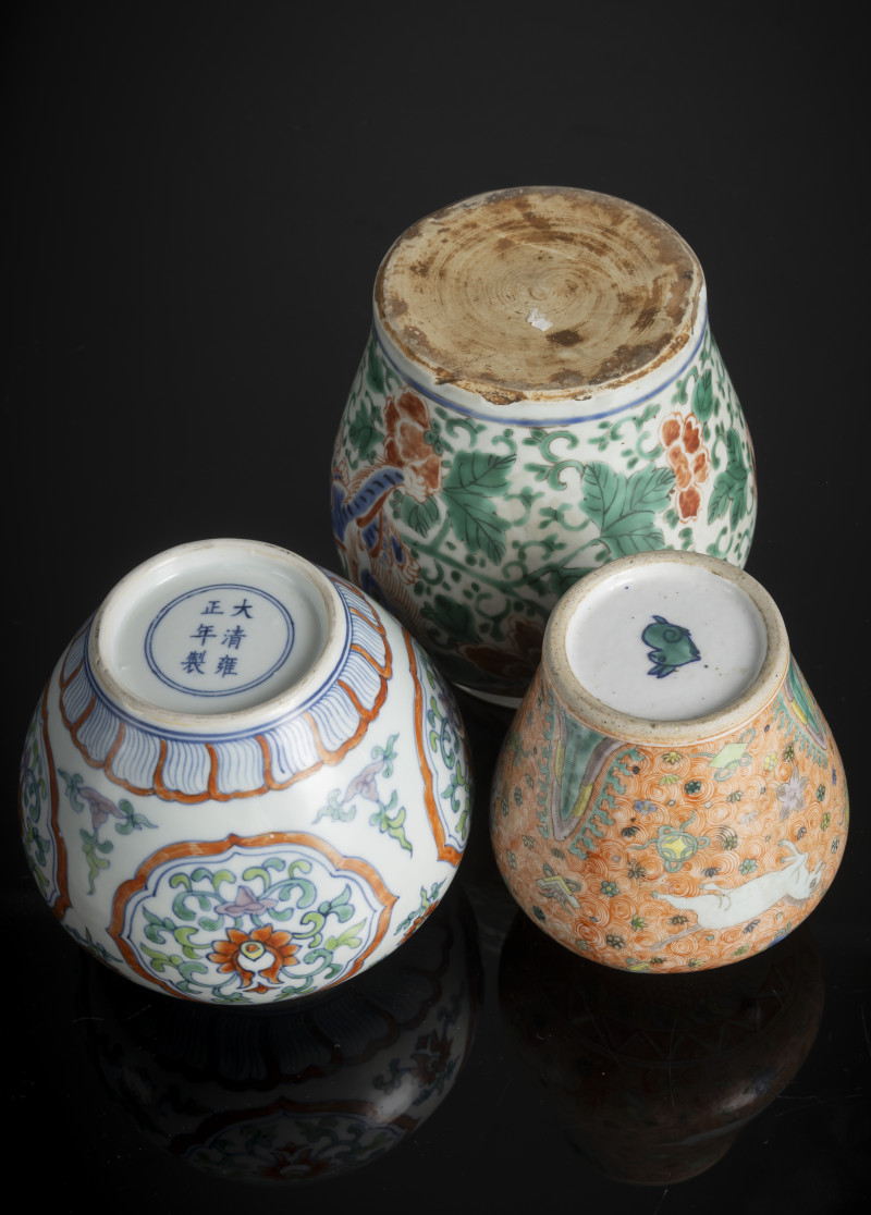 A Doucai jar, a meiping with flying horses and wucai jar with lion decoration - 图4