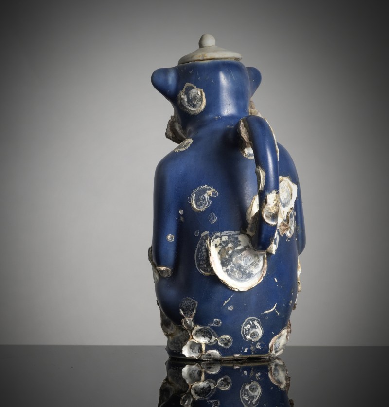 An underglaze-blue porcelain teapot in the shape of a seated monkey - 图2