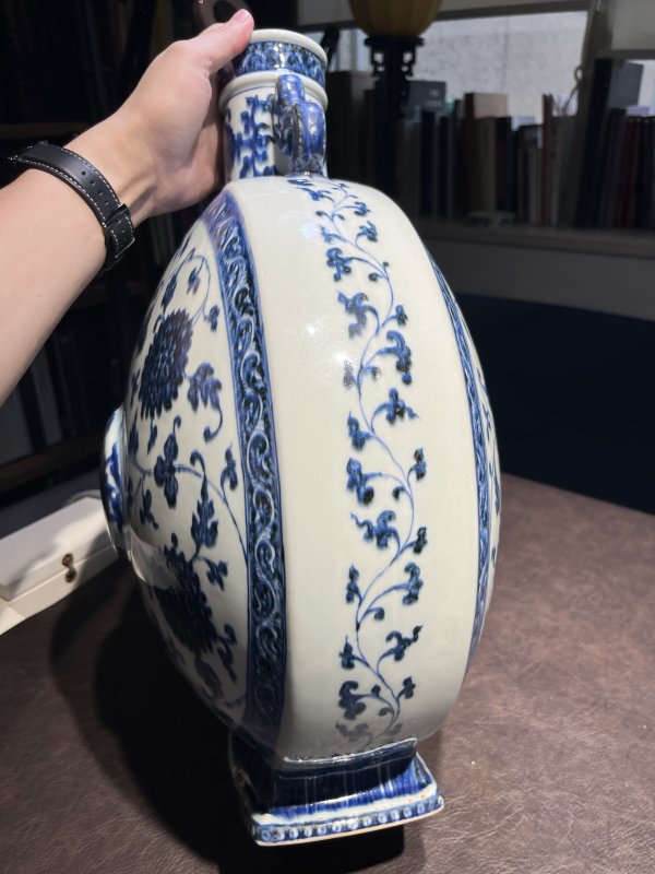 清乾隆 青花缠枝莲纹螭耳抱月瓶 - 图7
