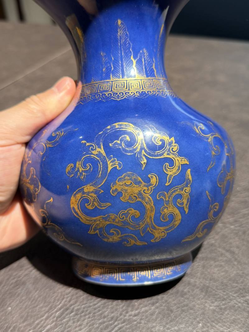 清乾隆 宝石蓝釉描金团龙纹壁瓶 - 图6
